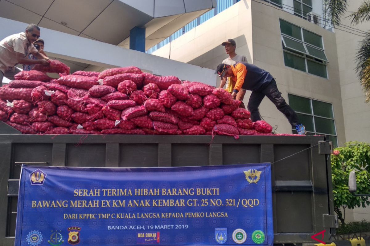 Bea Cukai hibahkan 30 ton bawang merah ke pemerintah daerah di Aceh