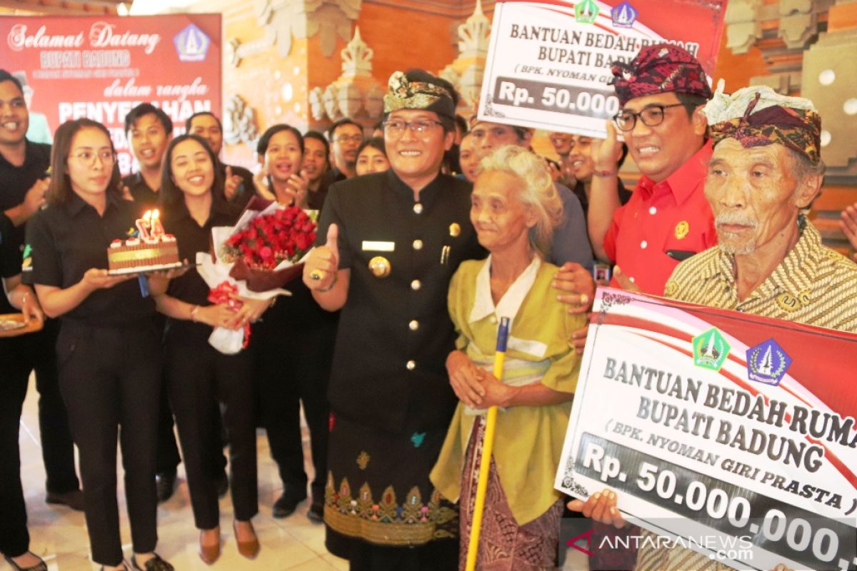 Bupati Badung serahkan bantuan bedah rumah di Tabanan