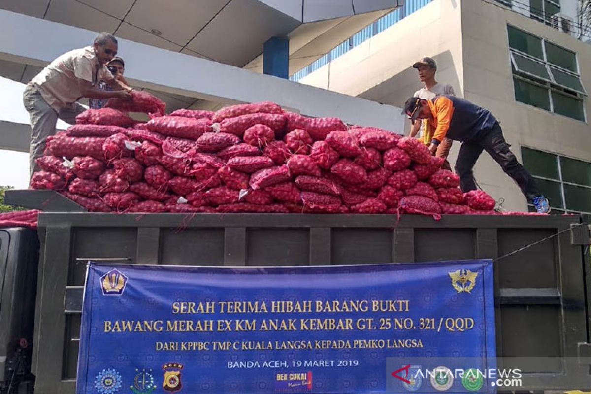 Bea Cukai hibahkan 30 ton bawang merah kepada pemerintah daerah
