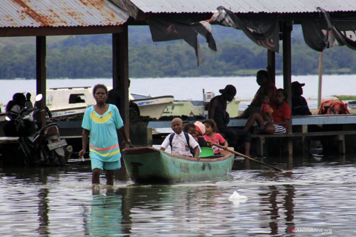 Ribuan warga mengungsi akibat meluapnya Danau Sentani