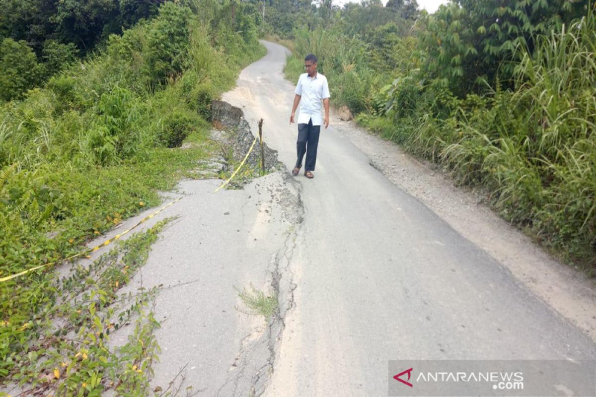 Longsor makin banyak, jalan lintas Aceh Barat-Pidie terancam putus