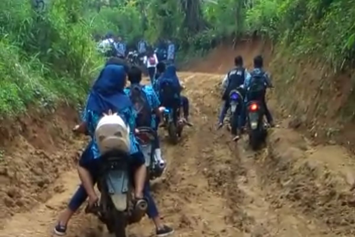 Jalan utama Cianjur amblas sepanjang 50 meter