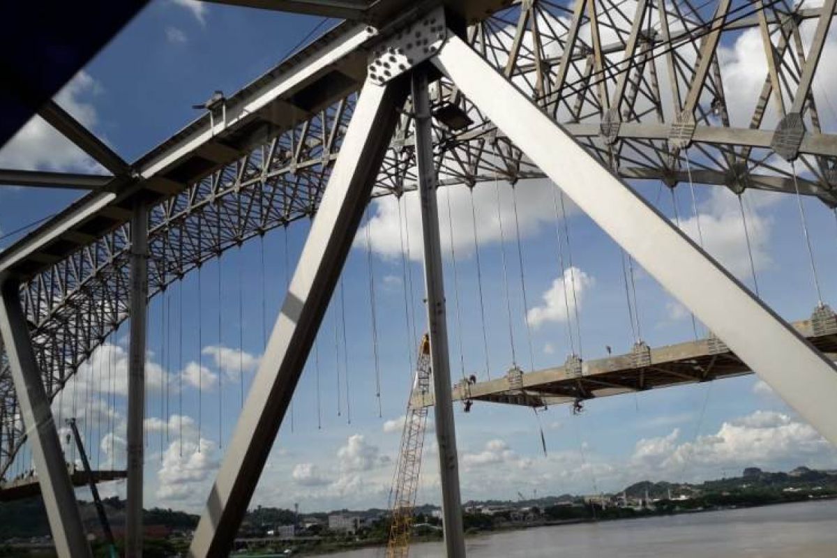 Jembatan Sampir Taliwang disulap jadi warna warni