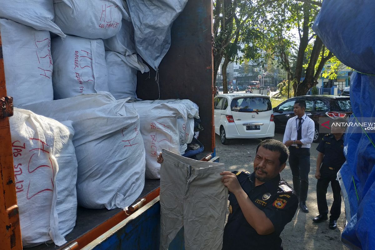 Bea Cukai Pontianak amankan ratusan bal pakaian bekas ilegal