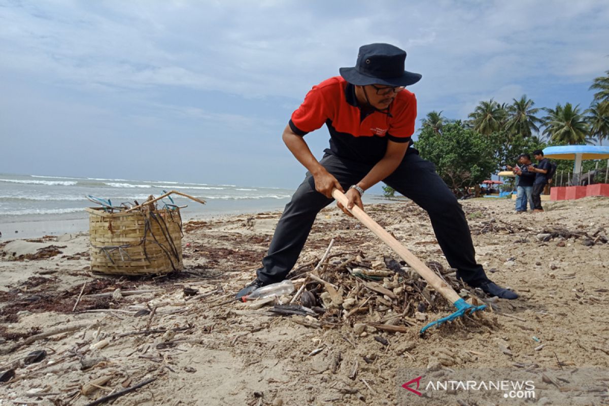 Pemkab Aceh Barat bersihkan objek pantai wisata untuk wisata halal