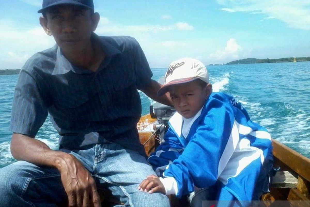 Berperahu dari pulau ke pulau demi suksesnya pemilu