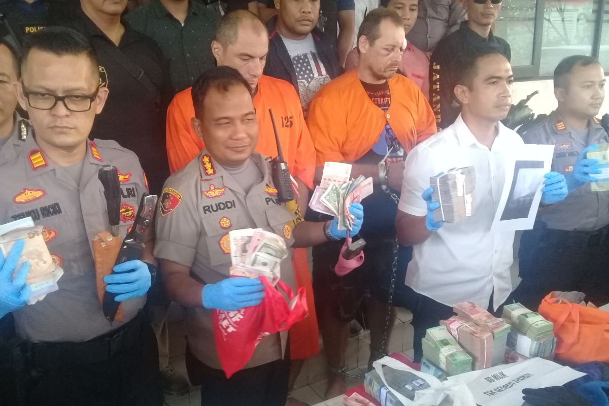 Kapolresta: Perampok uang diduga rampas senjata anggota Brimob Bali