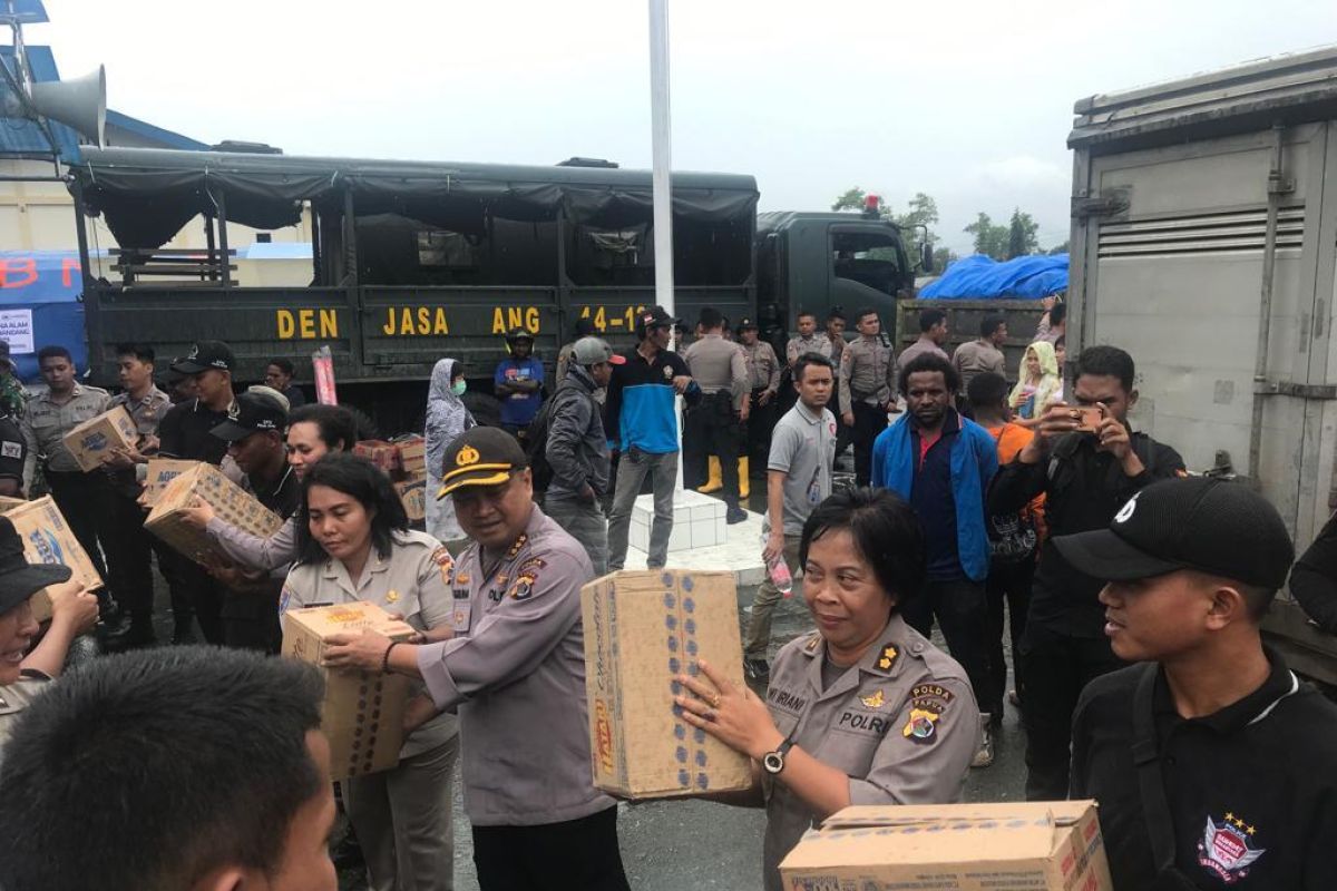 Polisi bantu distribusikan bantuan untuk korban banjir bandang