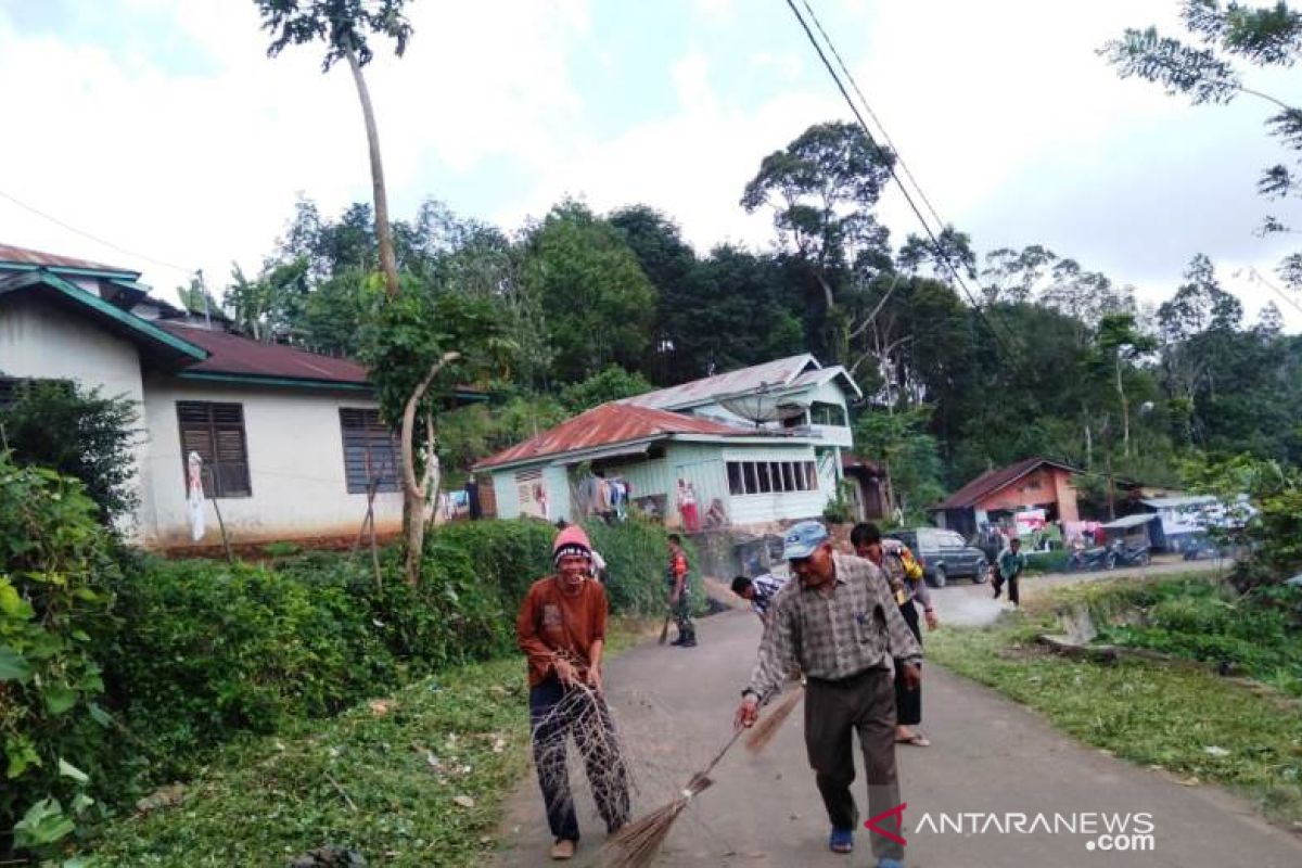 Babinsa Koramil 18/Pargarutan gotong royong bersihkan jalan desa