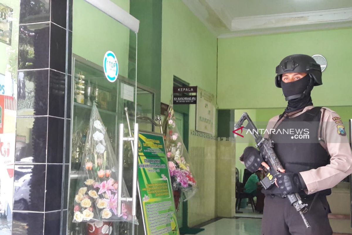 Petugas KPK geledah kantor Kemenag Gresik