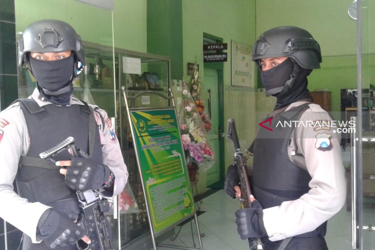 Petugas KPK bawa dua koper dari kantor Kemenag Gresik