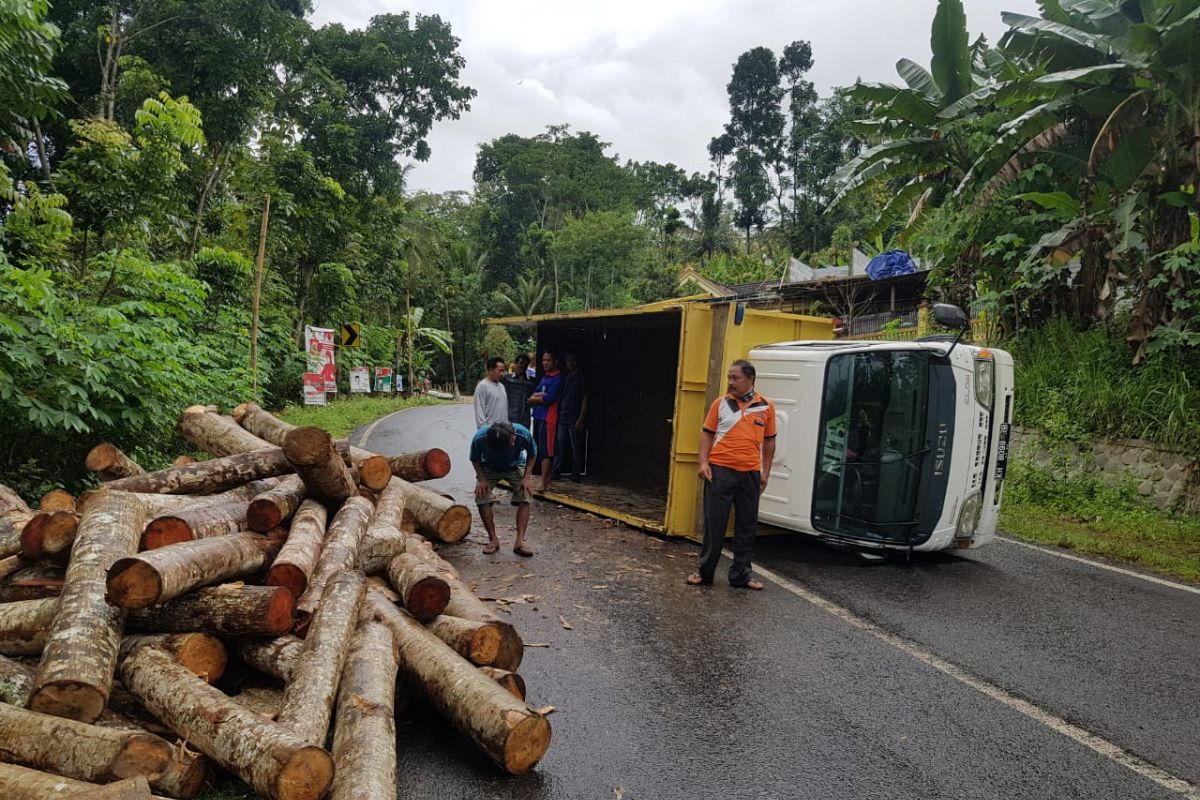 Truk muatan kayu terguling, jalur lintas selatan Trenggalek terganggu