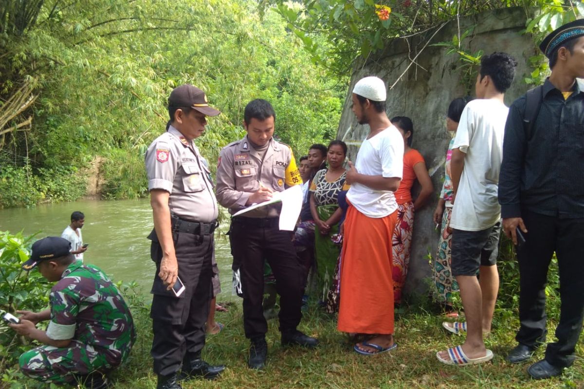 Polisi evakuasi seorang kakek tenggelam di Waduk Klampis Sampang