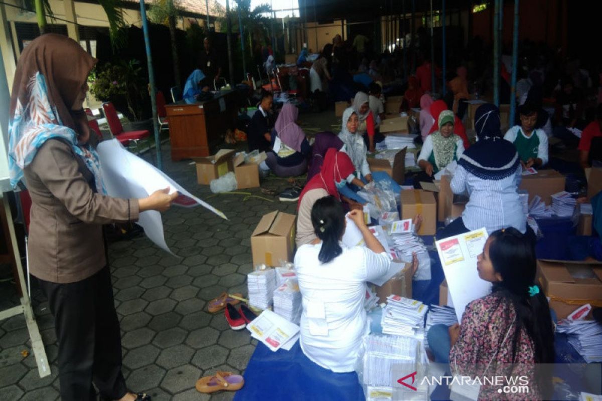 KPU Gunung Kidul melipat surat suara DPR RI
