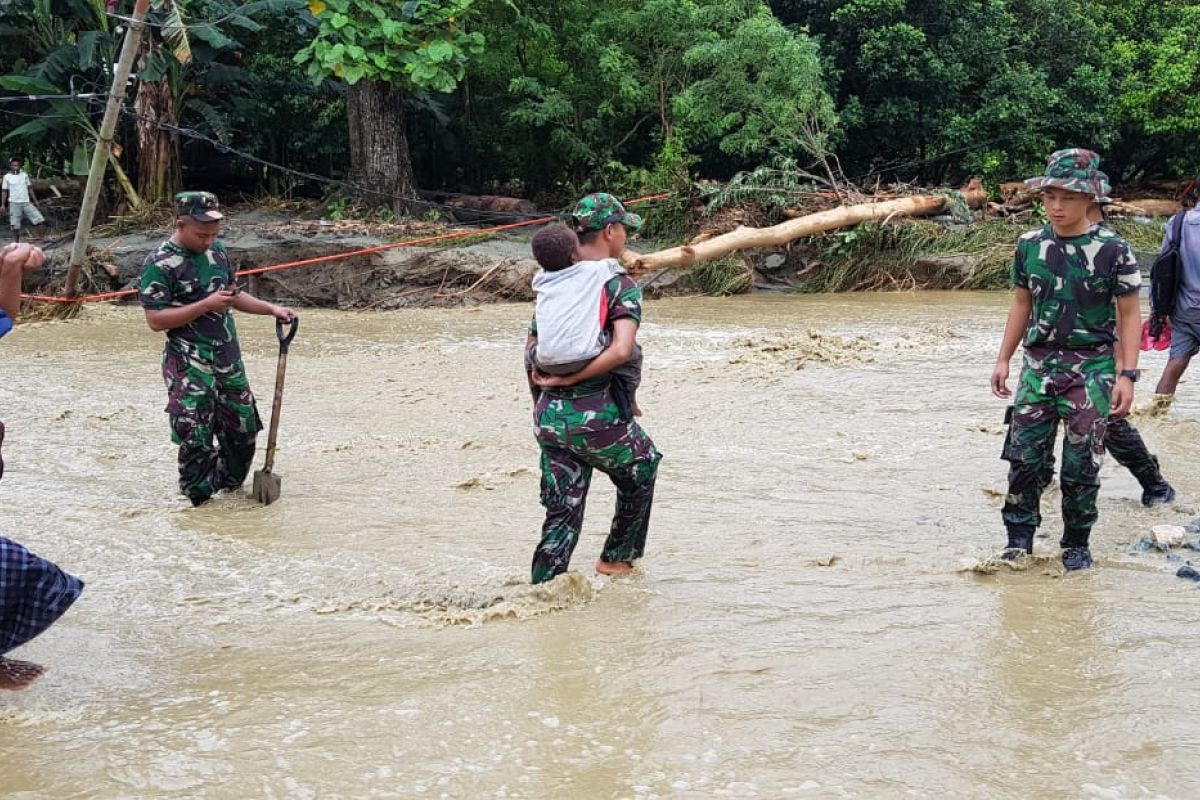 Anggota Yonif 751/VJS bantu evakuasi warga melewati Kali Ular