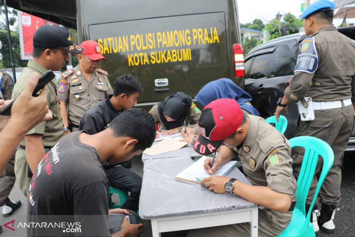 PN Sukabumi denda belasan PKL liar
