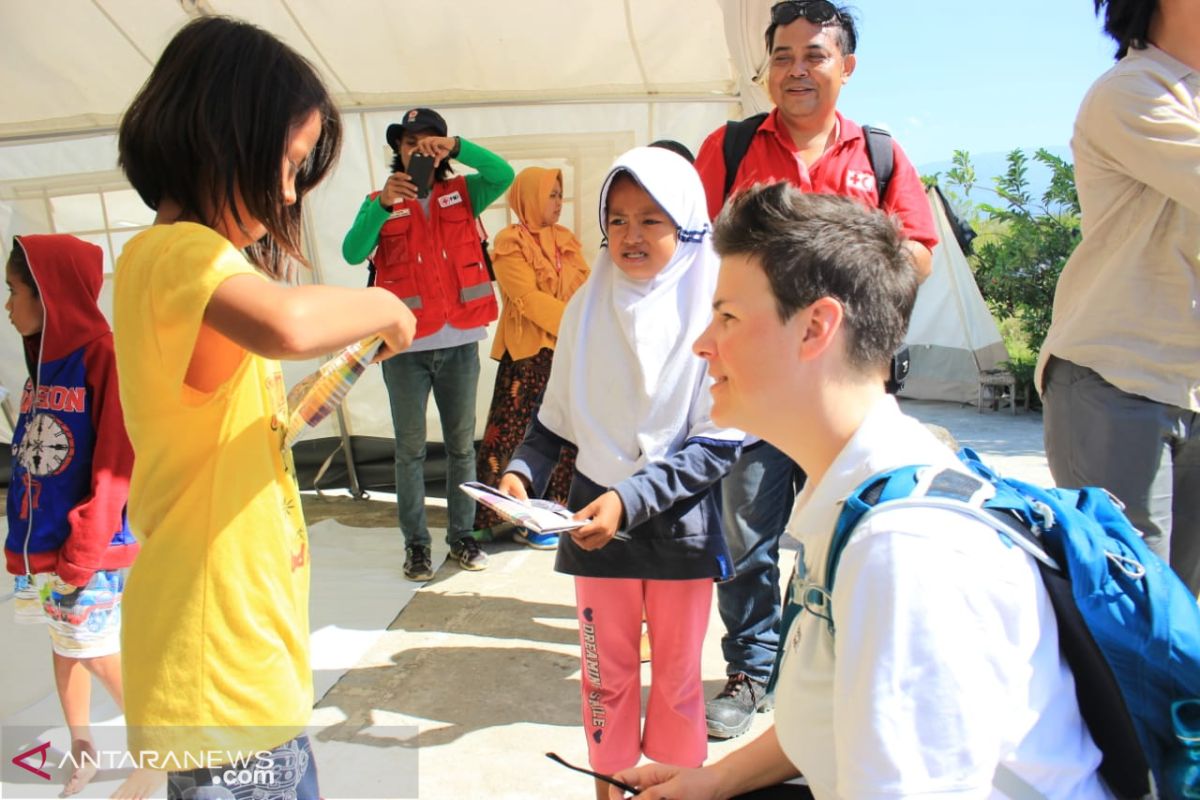 PMI hibur anak korban bencana tsunami di pengungsian