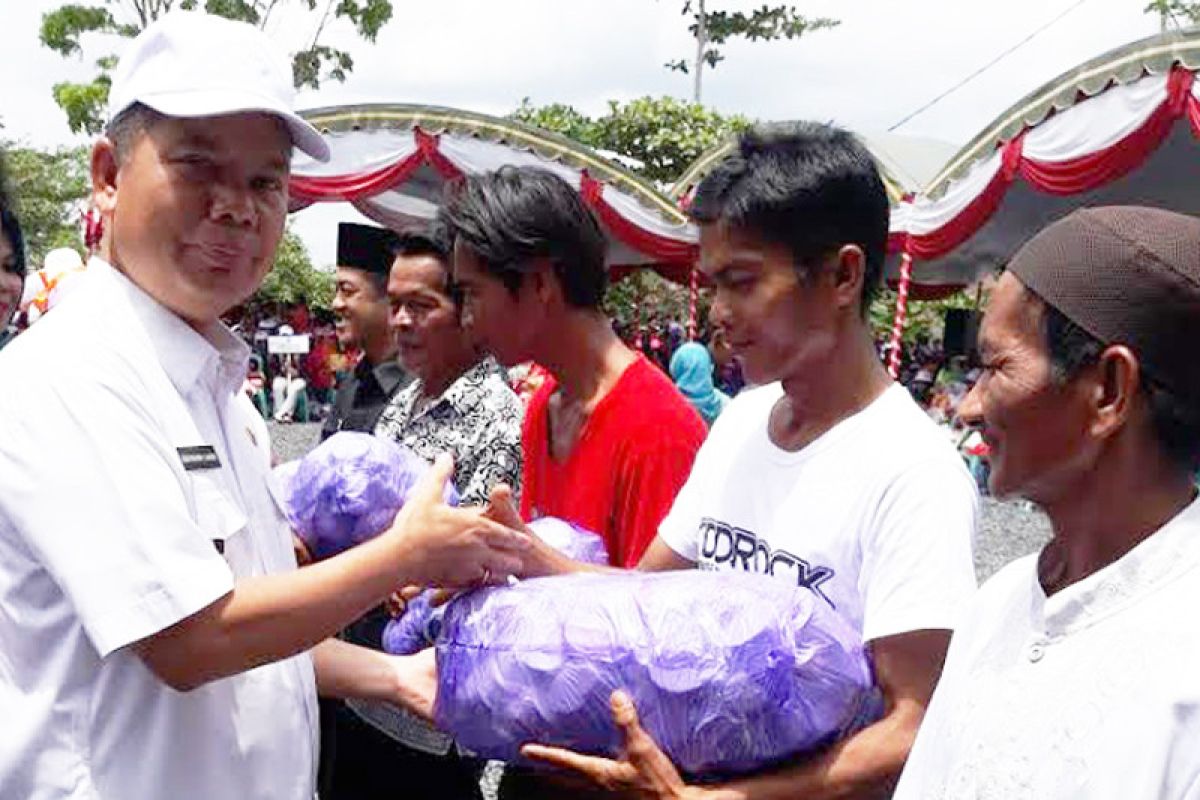 Lagi, Pemkab Kapuas berikan bantuan pada petani ikan dan nelayan