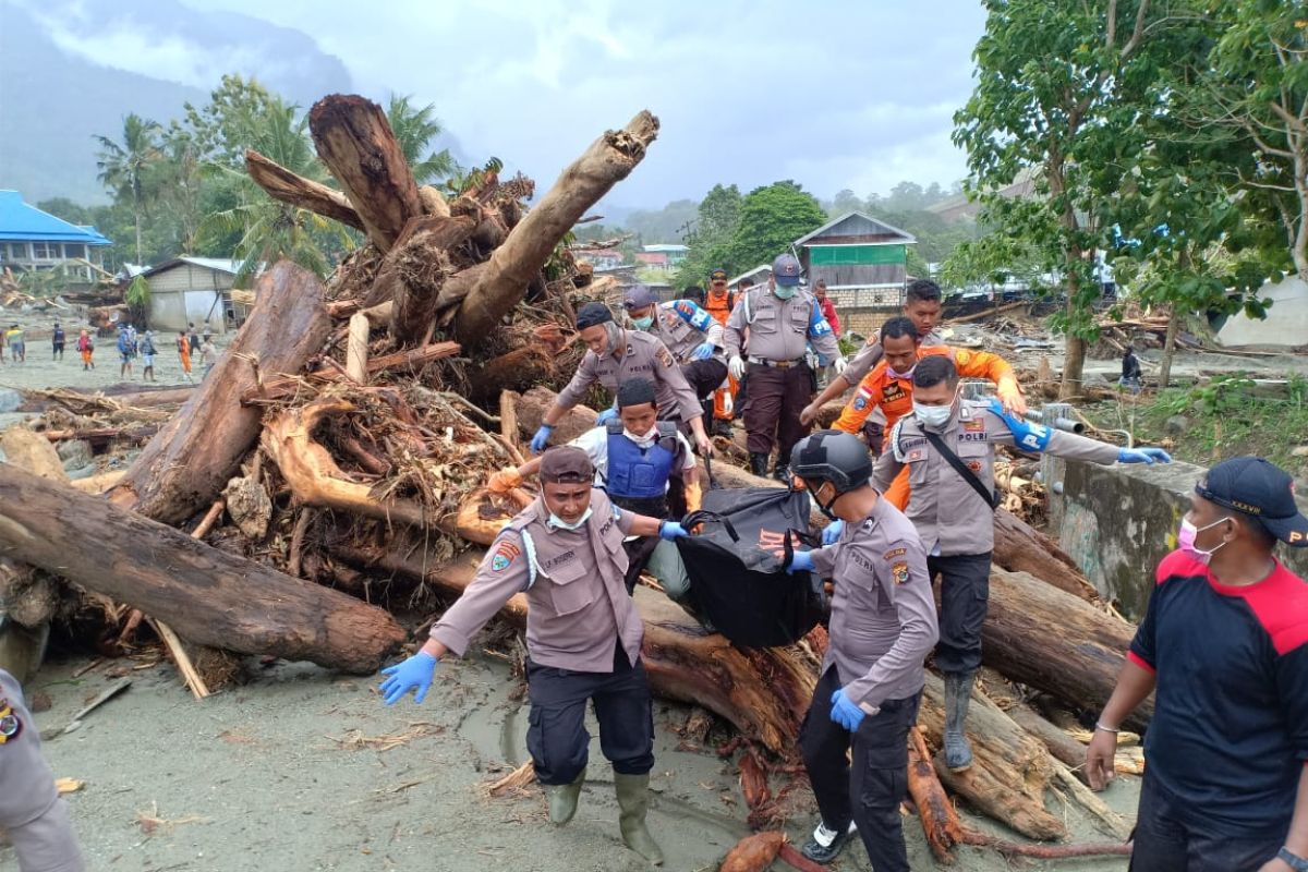 Bantu korban banjir bandang, Polda Papua kerahkan ratusan personel