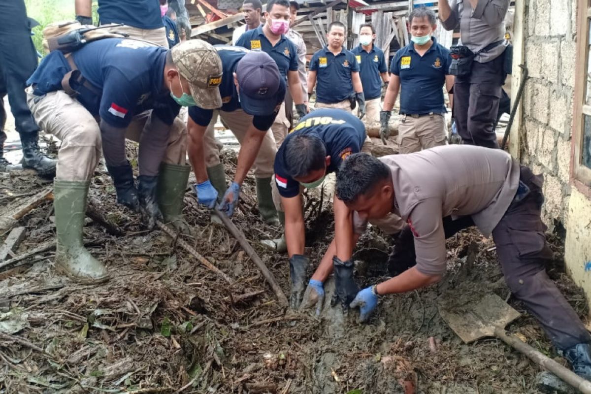 Tim K-9 dibantu Sabhara Polda Papua temukan jenazah korban banjir