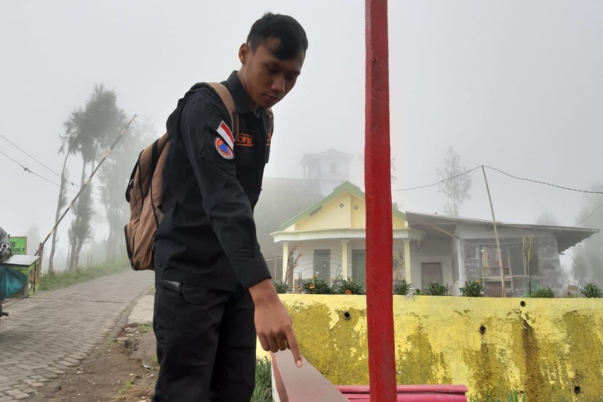 Argosari Lumajang diguyur hujan abu vulkanik Gunung Bromo