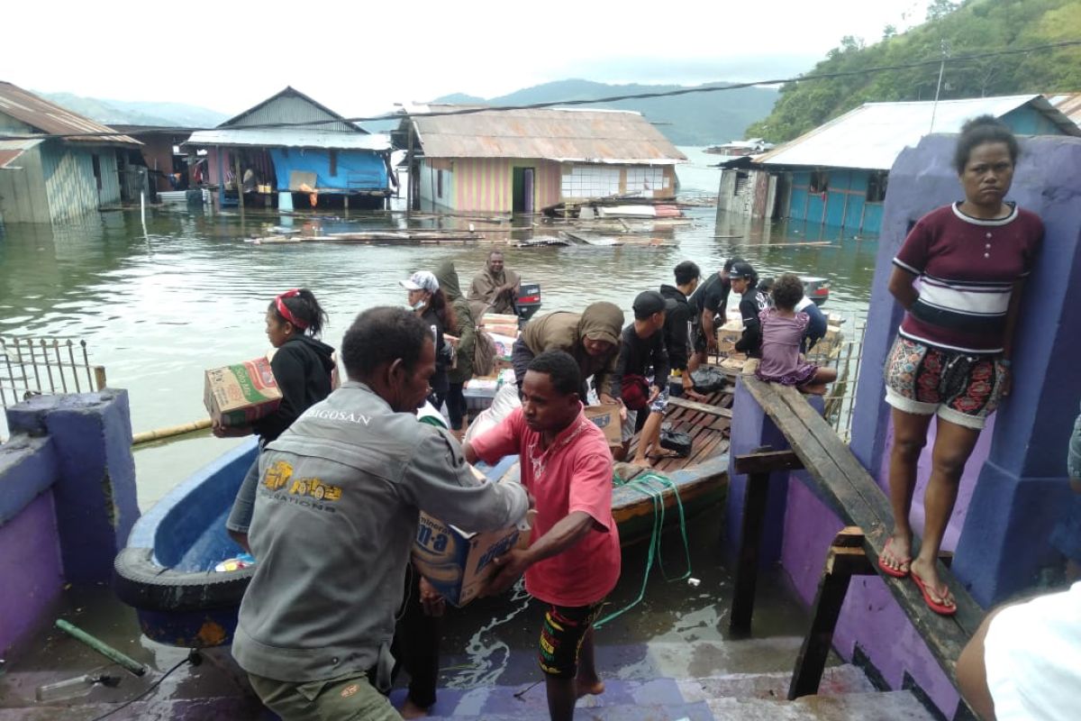 Prajurit TNI arungi danau Sentani berikan pelayanan kesehatan