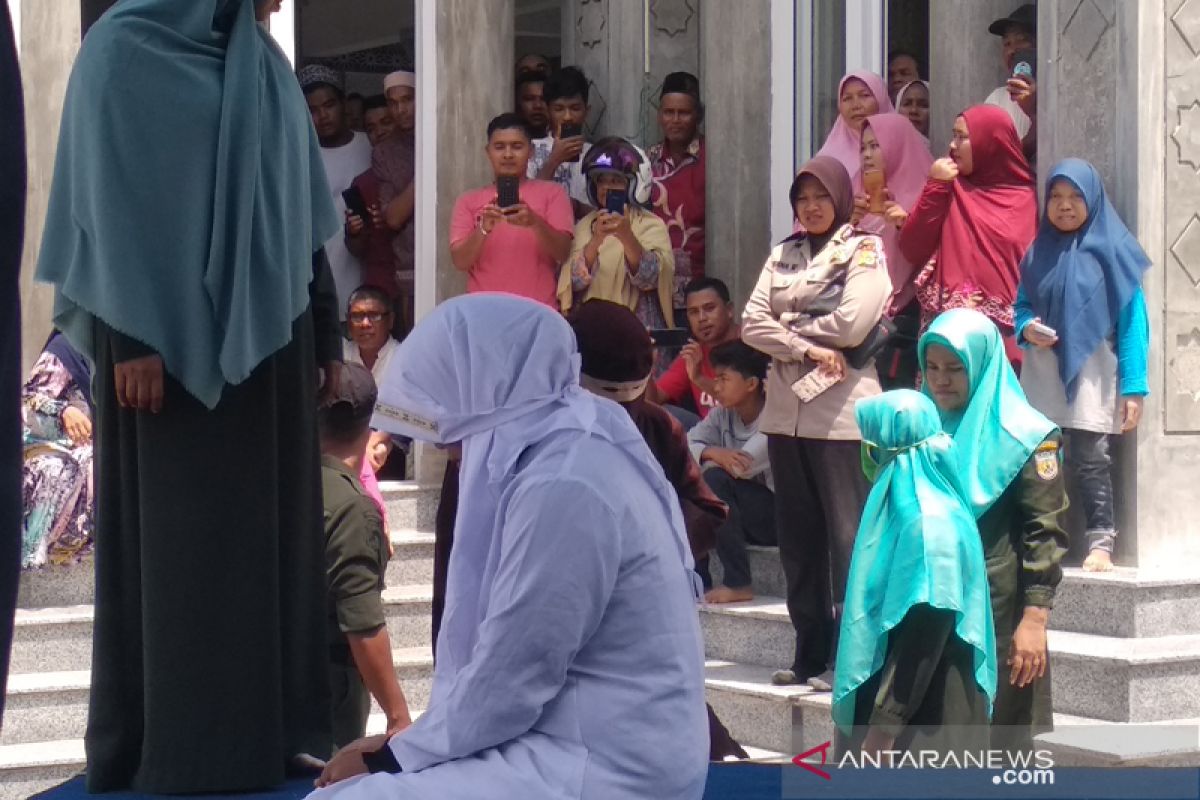 Lima pasangan nonmuhrim dieksekusi cambuk di Banda Aceh