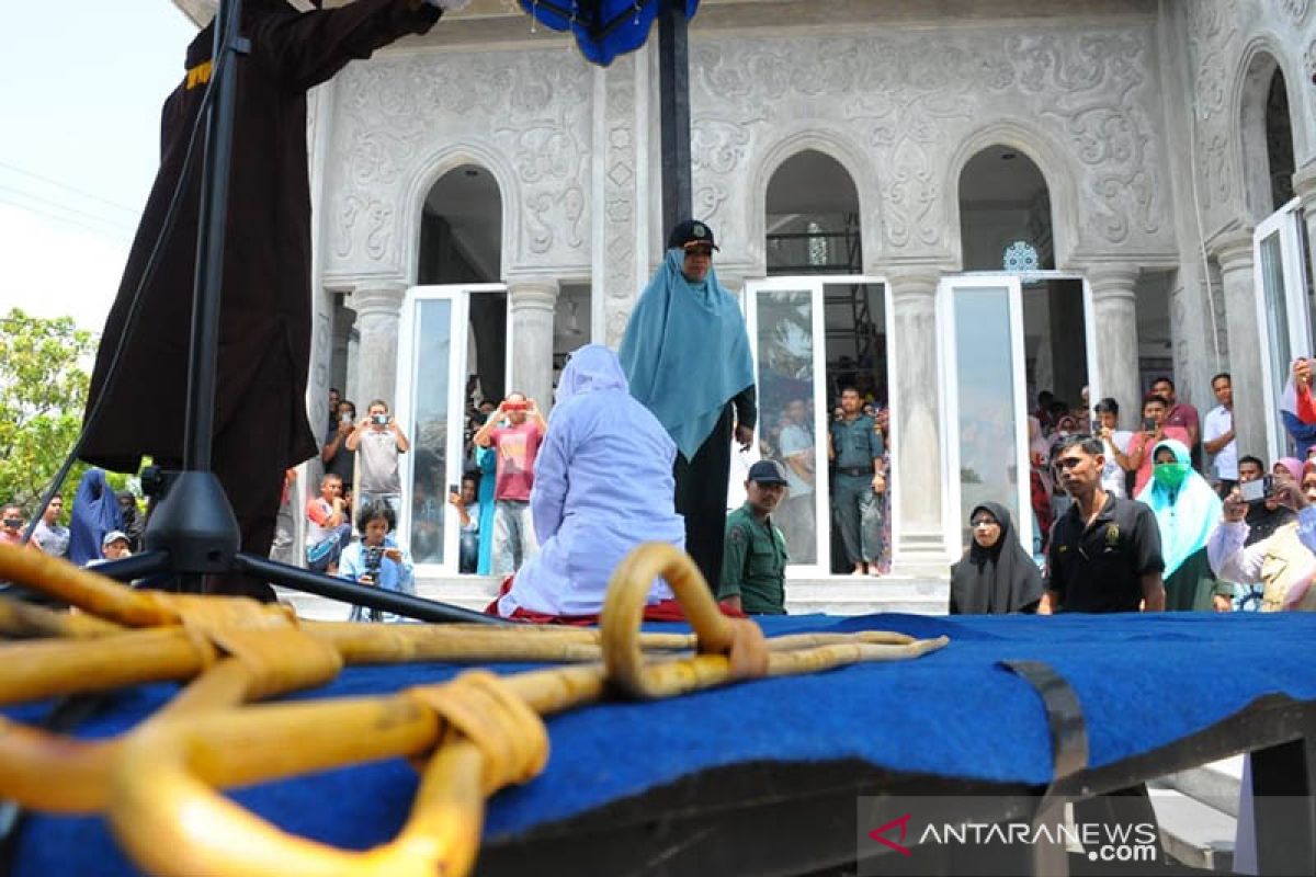 Warga antusias saksikan hukuman cambuk di halaman masjid