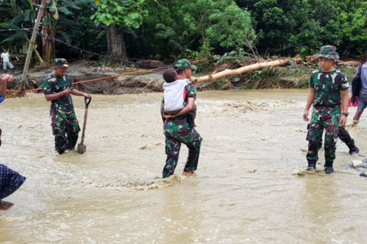 TNI bantu evakuasi warga lewati Kali Ular
