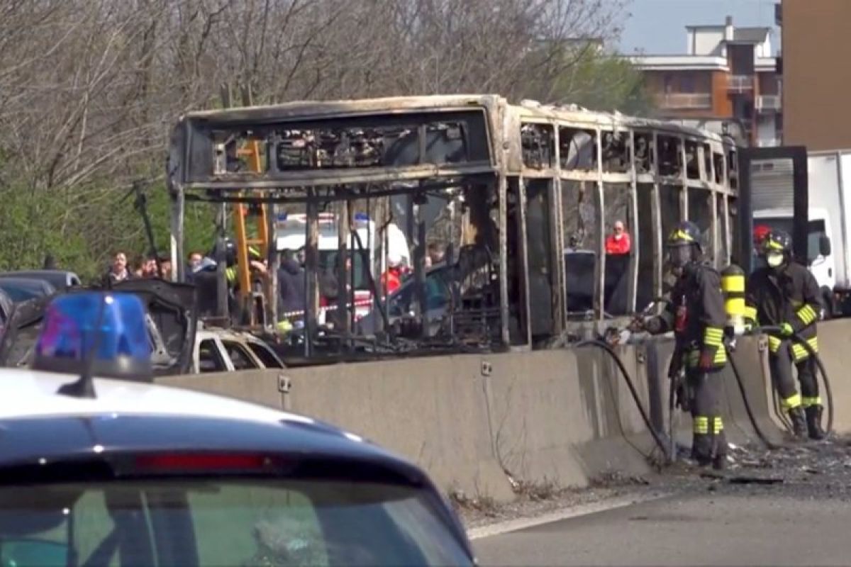 Bus penuh anak-anak dibakar sopir yang marah di Italia