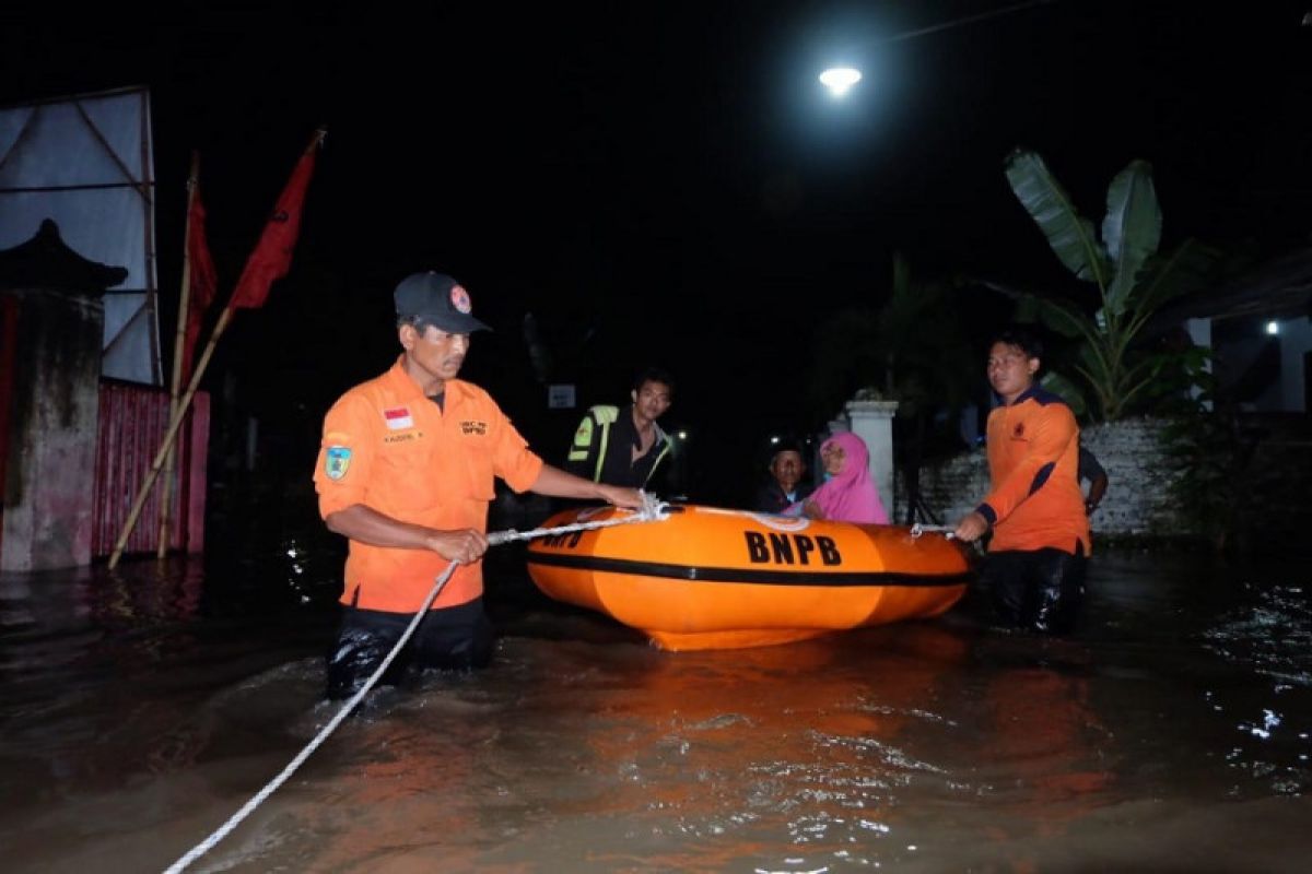 BPBD Kabupaten Kediri pasang penahan air di tanggul jebol