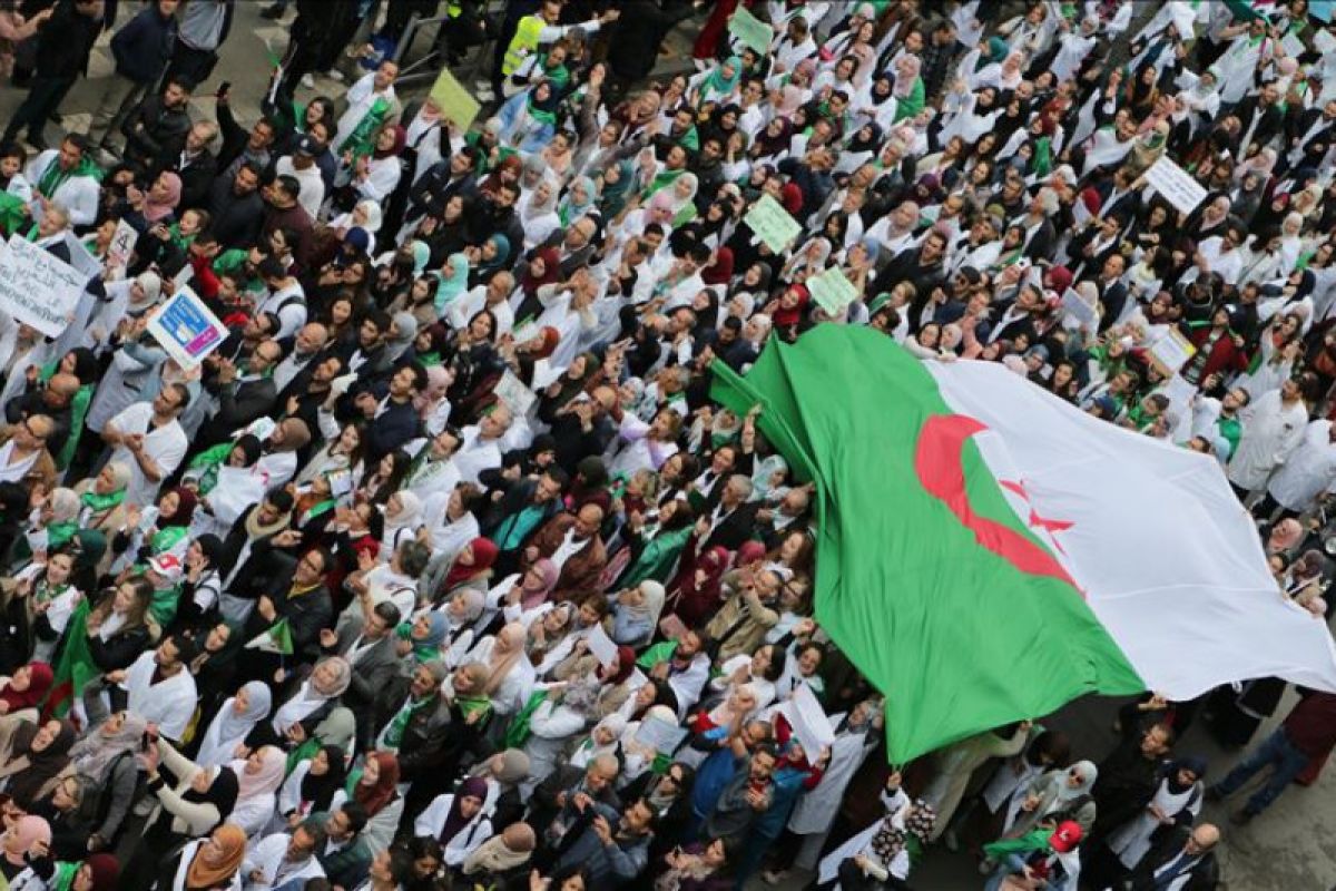 Ratusan ribu orang Aljazair berpawai menentang Bouteflika