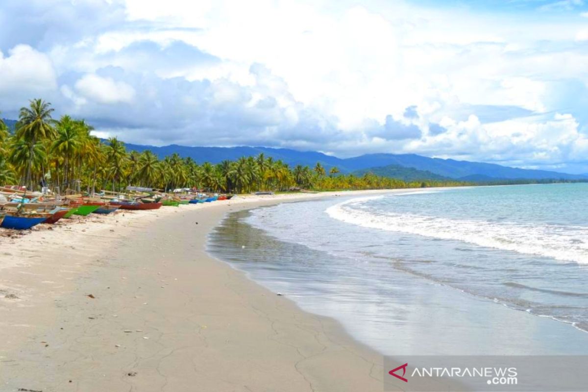 Pantai Binasi Tapteng diusulkan terkoneksi dengan wisata Danau Toba