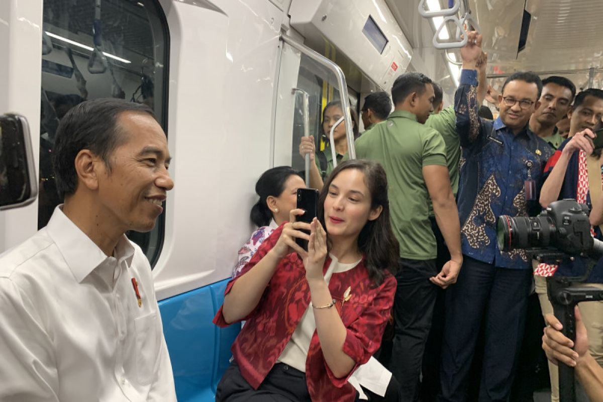 Jokowi jajal MRT ajak para pemred dan artis