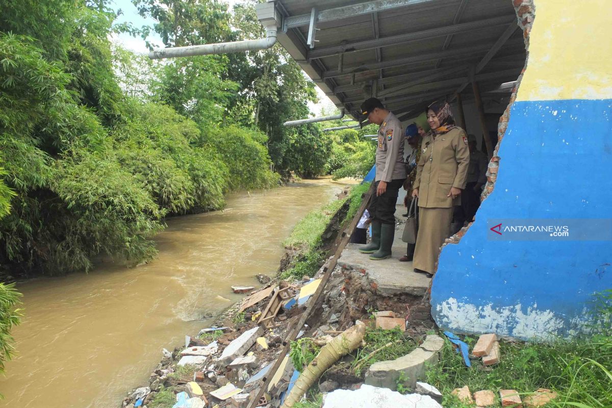 Rusaknya ruang kelas SMP PGRI 3 Tempurejo Jember akibat banjir (Video)