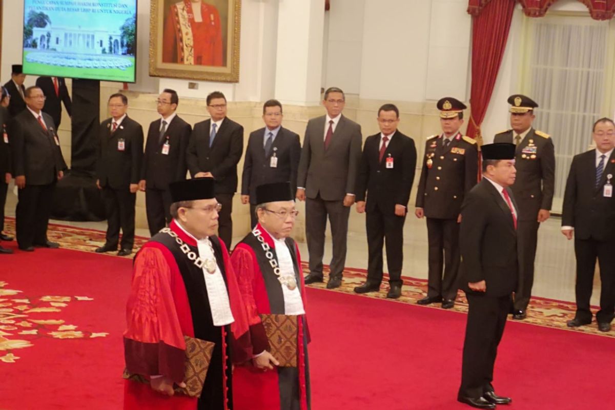Aswanto-Wahiduddin ucapkan sumpah Hakim Konstitusi di depan Presiden Jokowi