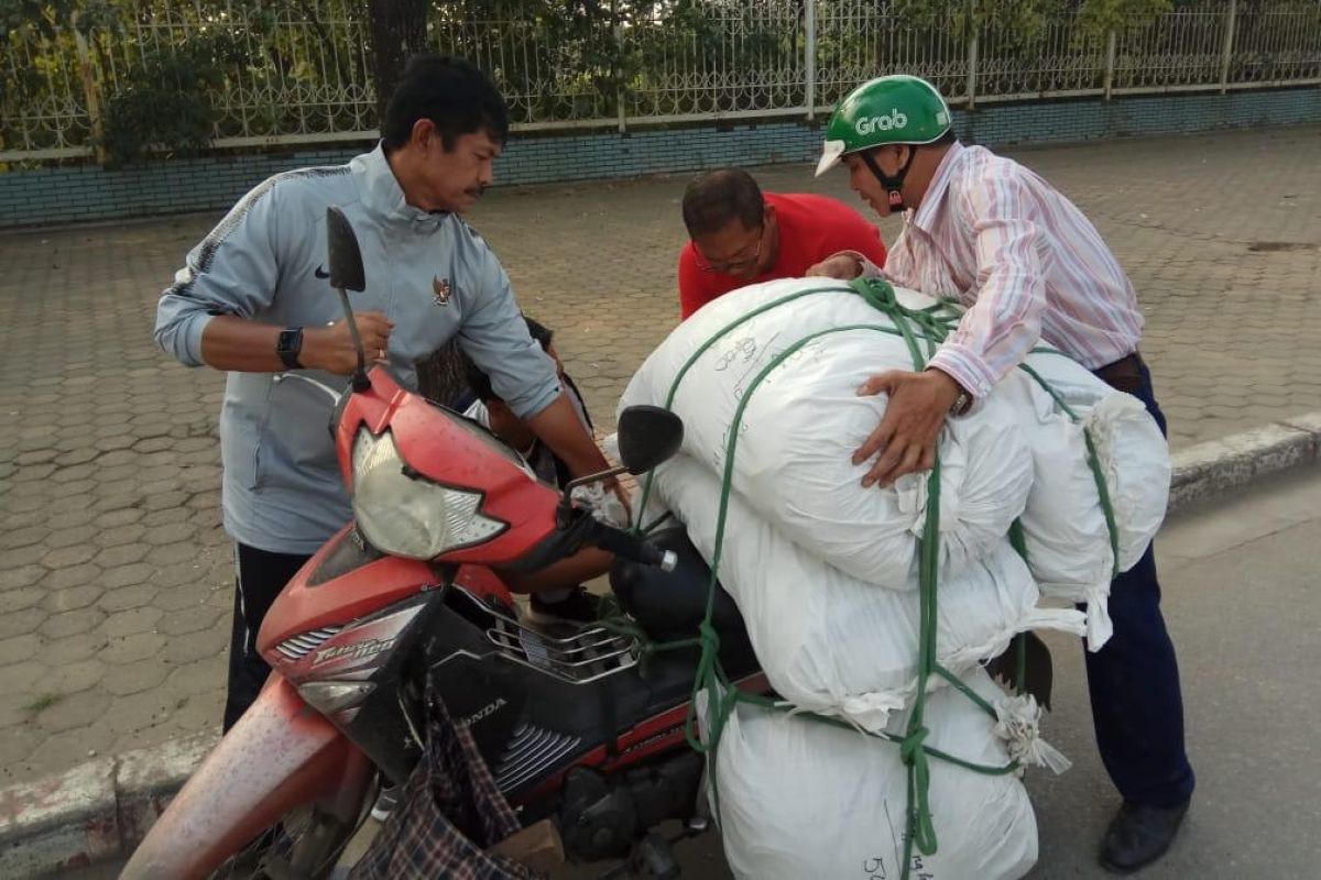 Saat Indra Syafri penyelamat warga Vietnam kesulitan bawa barang