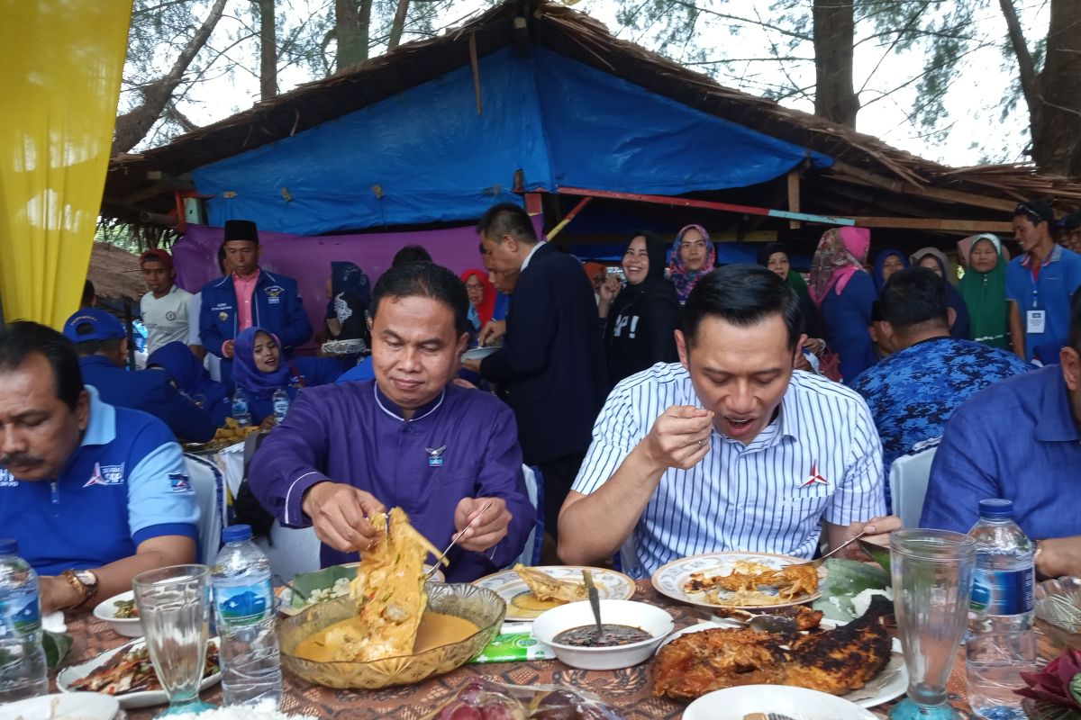 AHY akui cita rasa kuliner Minang saat dijamu makan siang di tepi Pantai Tiku Agam (Video)