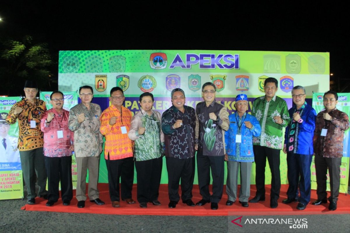 Banjarbaru Mayor welcomes Apeksi with a dinner in the open field