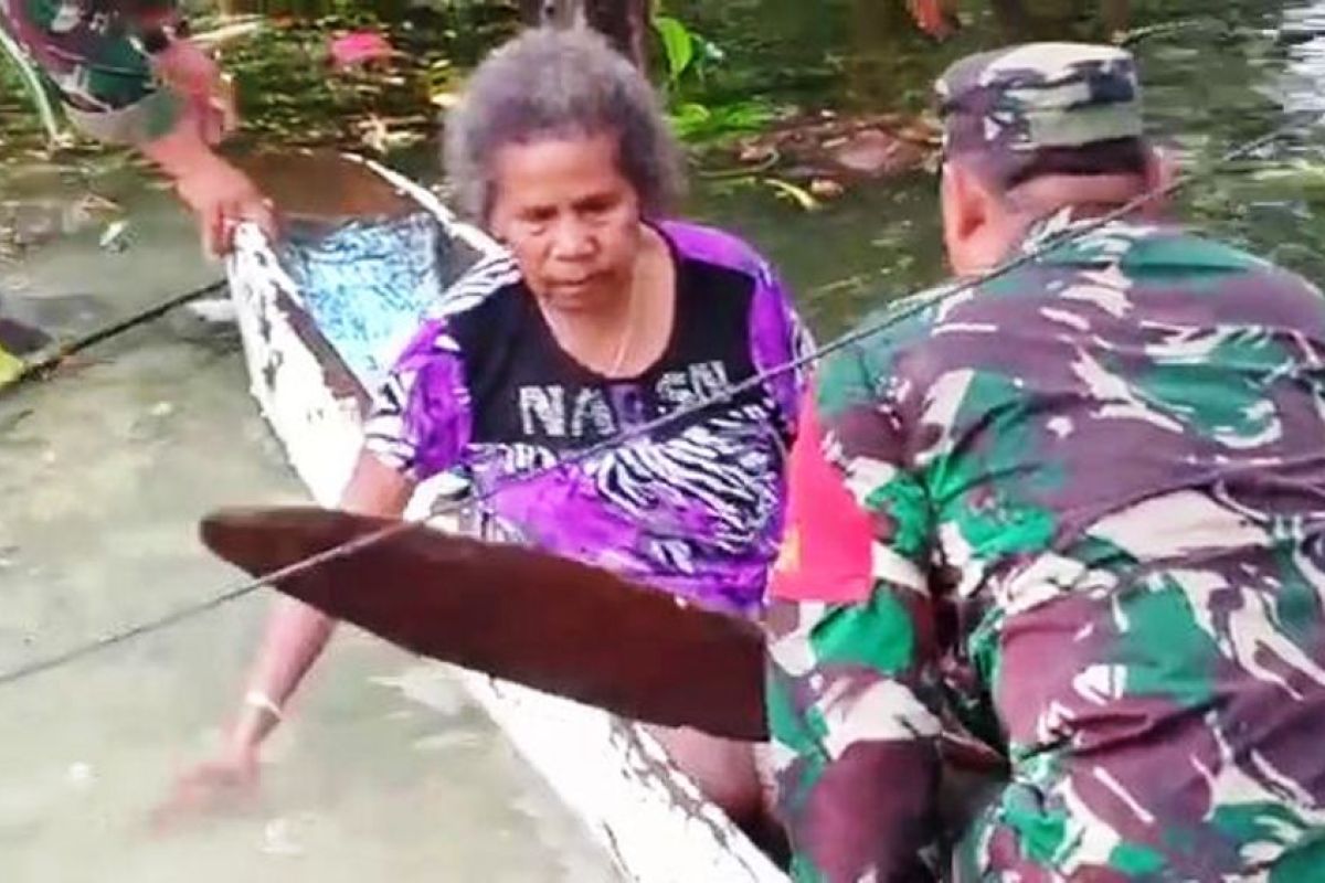 Babinsa evakuasi nenek Friskila Wally dari Danau Sentani