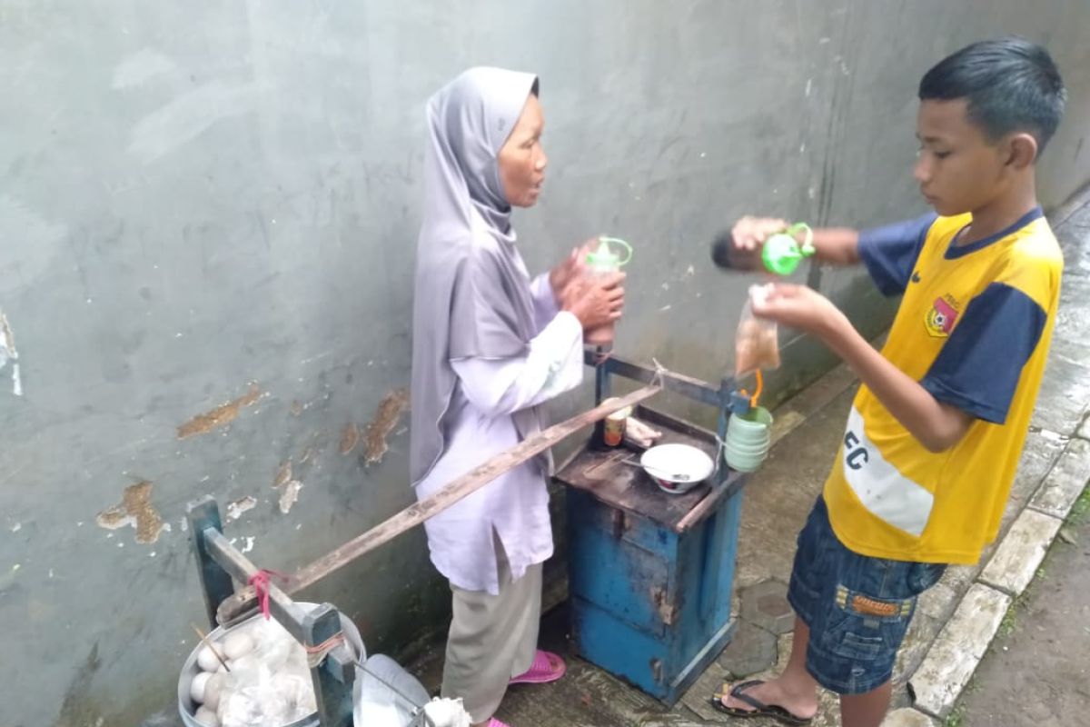 Wanita lansia di Sukabumi jadi tulang punggung keluarga