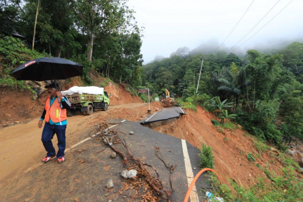 Manggarai Barat larang kendaraan 10 tonase lintas di lokasi bencana