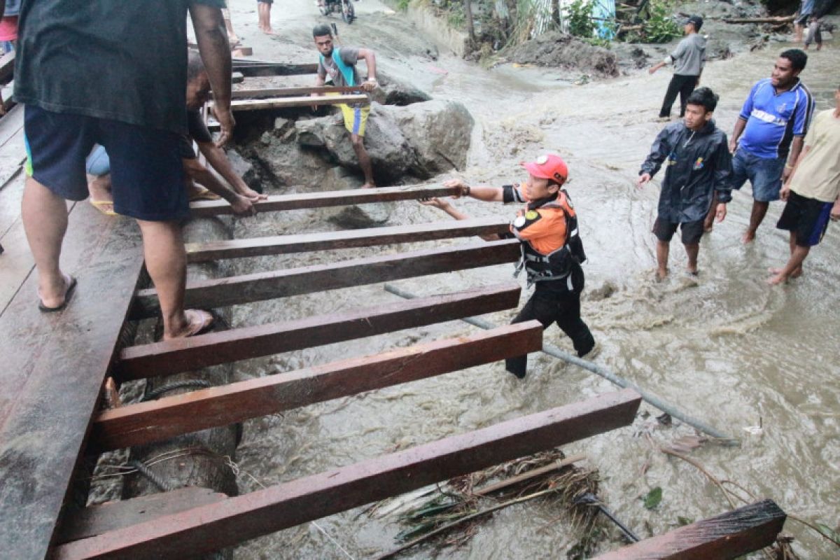 Baznas bangun jembatan darurat di Sentani