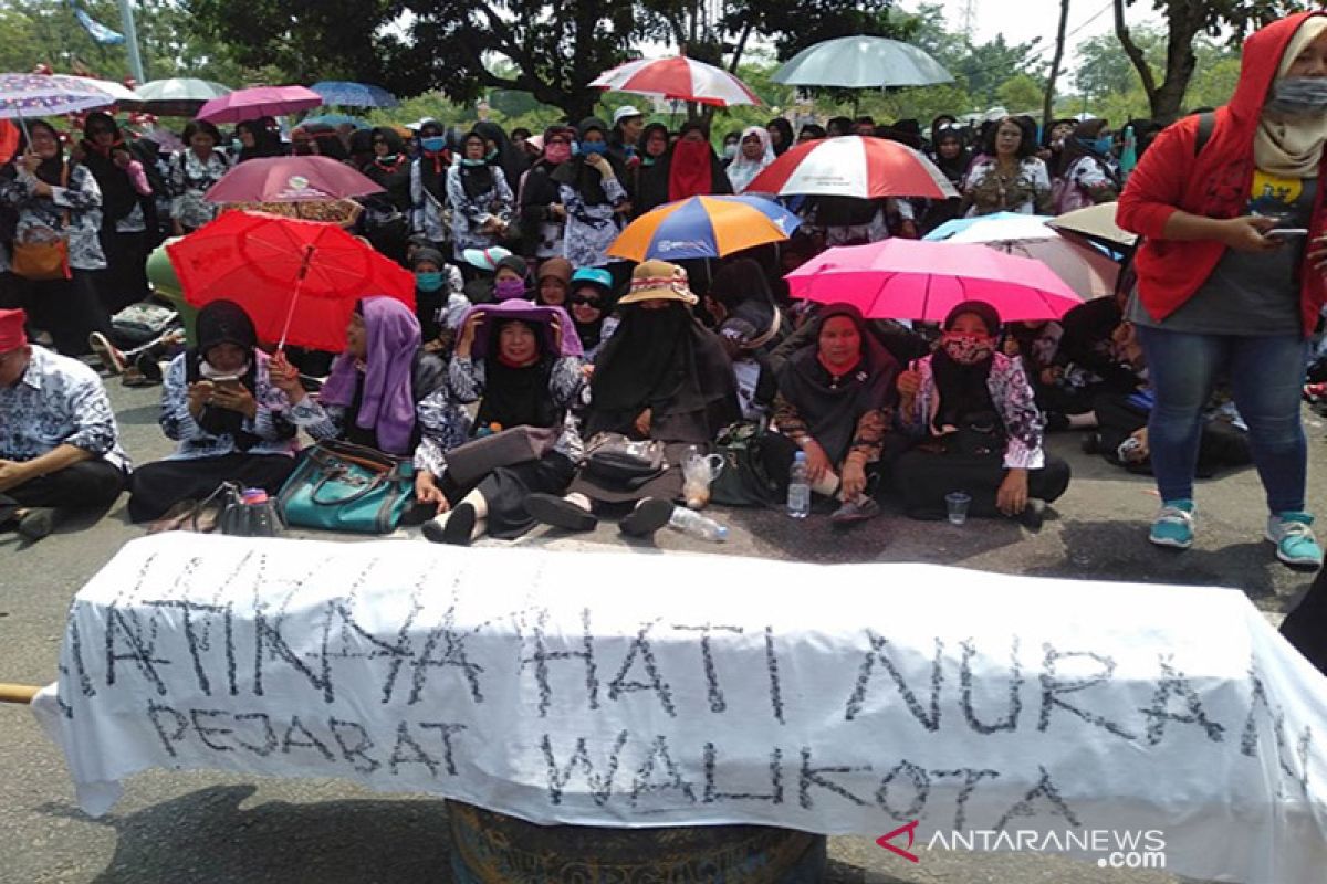 Ribuan guru demo Wali Kota Pekanbaru bawa keranda mayat. Ada apa ya?