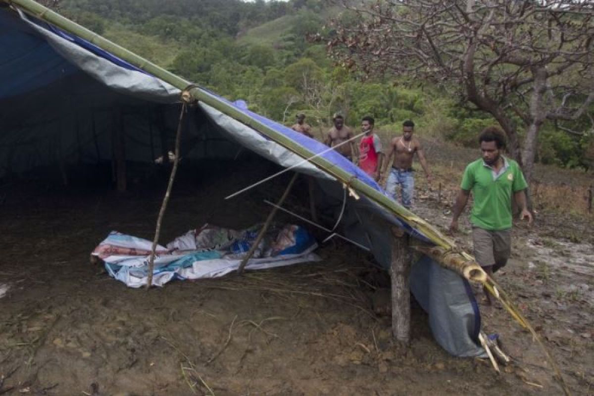 Tenda darurat di Bukit Harapan
