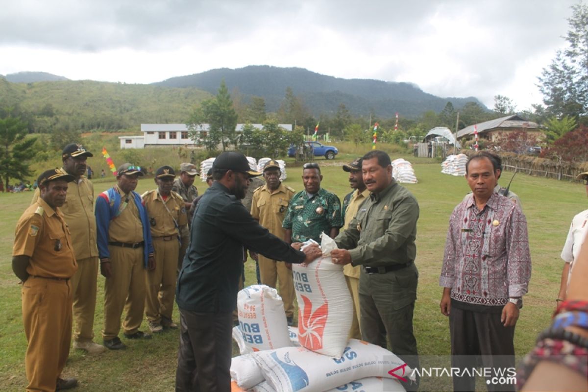 Masyarakat dua distrik di Jayawijaya terima rastra dua bulan