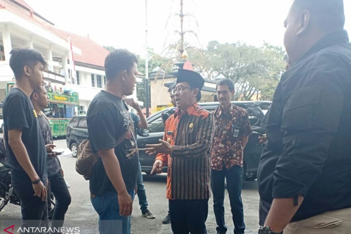 Forum Warga Malang Galang Koin untuk jalan rusak