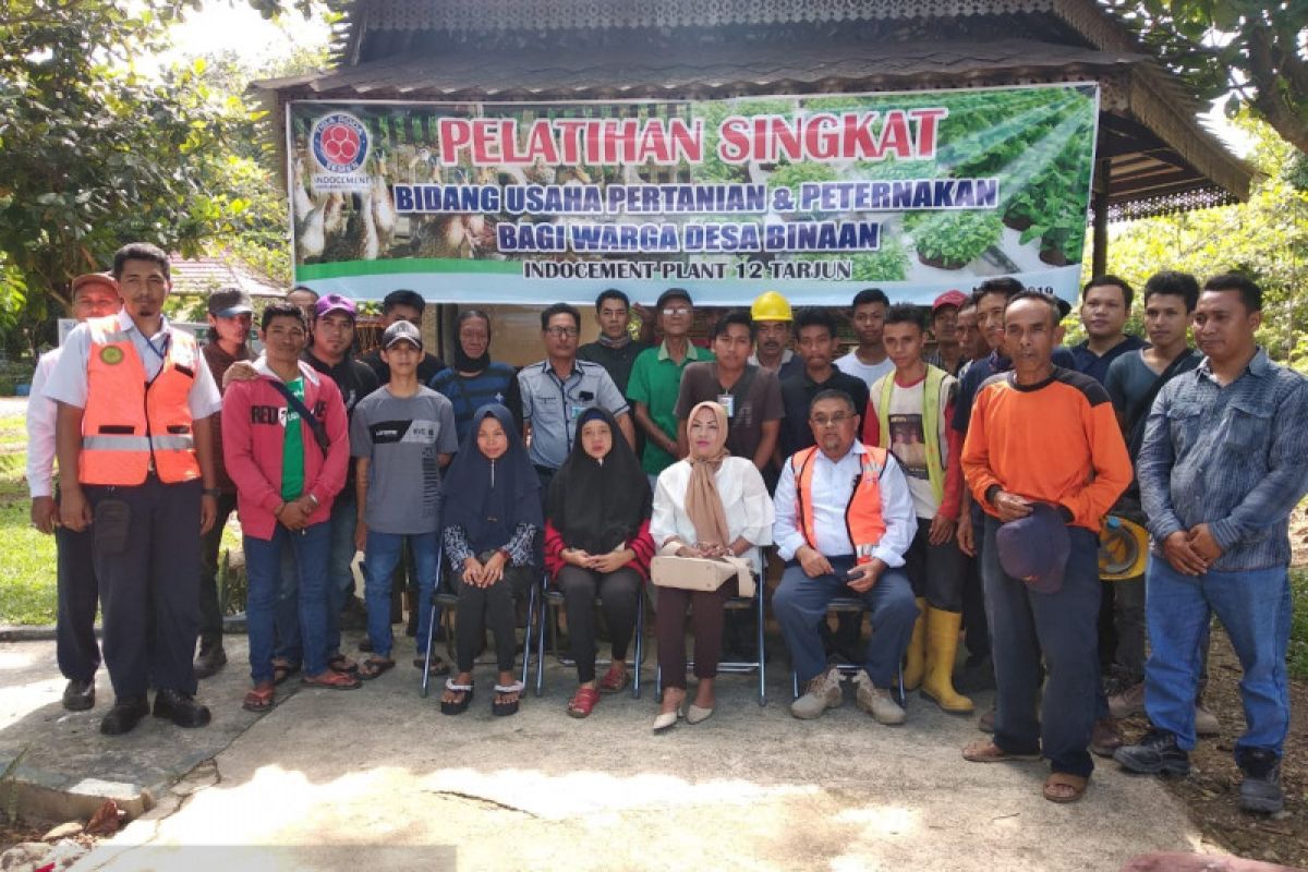 Indocement latih warga bertani hidroponik dan beternak bebek