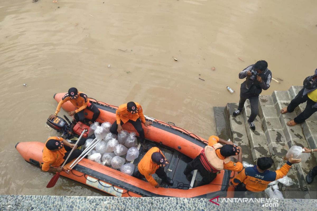 810 ribu benih nila merah ditebar di Bendung Karet Tirtonadi