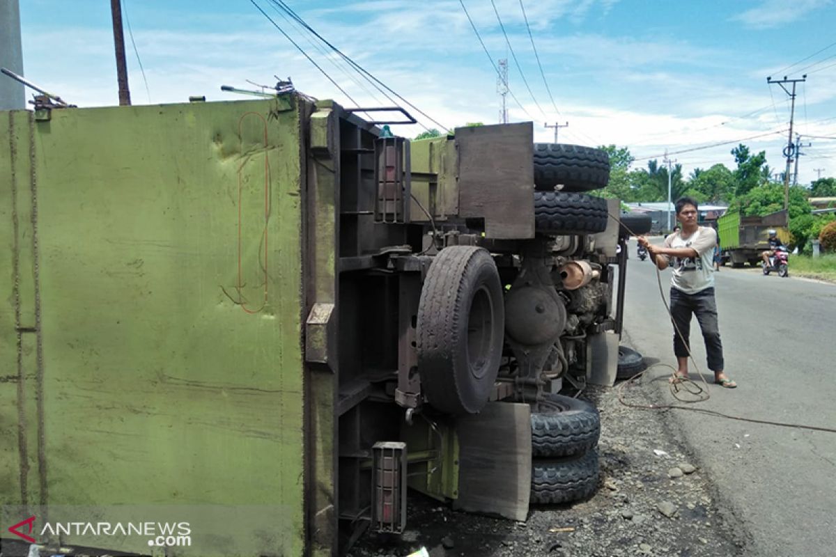 Mobil truk batu bara terguling di Kelurahan Surabaya